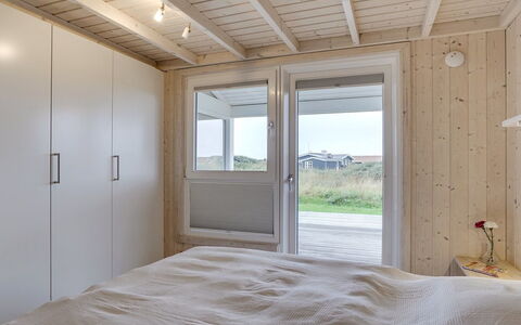 Joella - 200M from the Sea: Bois, Sol, Plafond, Sol, Chambre, Pièce, Dur, Tache De Bois, Lit, Planche