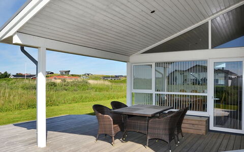 Joella - 200M from the Sea: Bois, Porte, Porche, Domicile, Plafond, Sol, Ombre, Plate-Forme, Dur, Patio