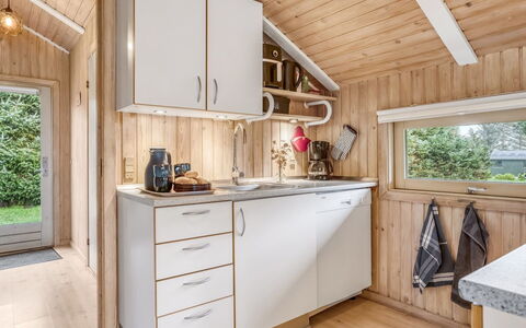 Seda - 600M from the Sea: Bois, Cuisine, Luminaire Plomberie, Principaux Appliance, Évier, Tache De Bois, Plomberie, Robinet, Comptoir, Appareil De Cuisine