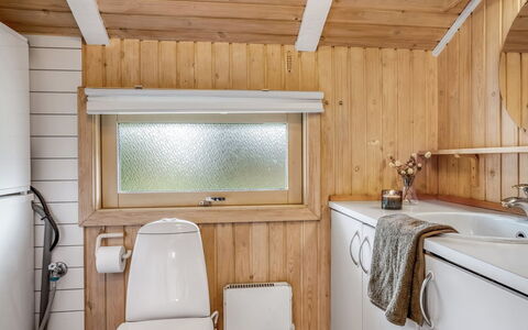 Seda - 600M from the Sea: Luminaire Plomberie, Bois, Sol, Design Intérieur, Sol, Salle De Bains, Évier, Robinet, Plomberie, Lavabo