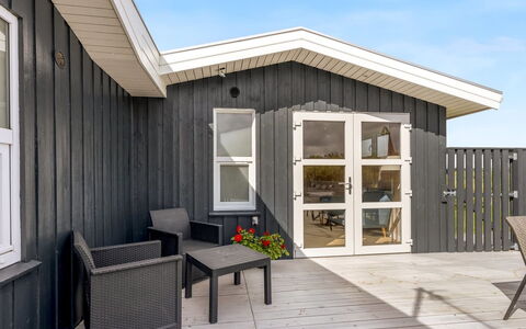 Cvetan - 200M from the Sea: Chalet, Jardin, Siding, Batiments Jardin, Ombre, Cour, Arrière-Cour, Pelouse, Ferme, Aménagement Paysager