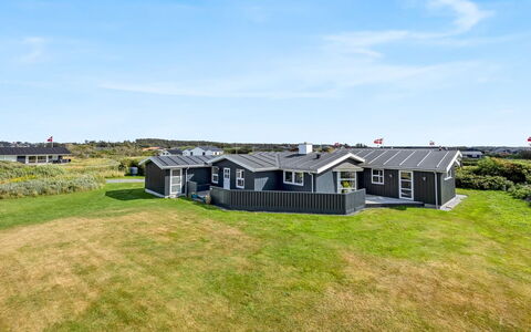 Cvetan - 200M from the Sea: Maison, Domicile, Porte, Toit, Chalet, Biens, Jardin, Ombre, Siding, Cour