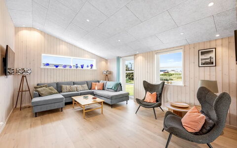 Cvetan - 200M from the Sea: Maison, Domicile, Porte, Toit, Chalet, Biens, Jardin, Ombre, Siding, Cour