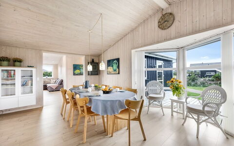 Cvetan - 200M from the Sea: Maison, Domicile, Porte, Toit, Chalet, Biens, Jardin, Ombre, Siding, Cour