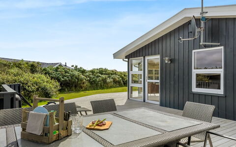 Cvetan - 200M from the Sea: Maison, Domicile, Porte, Toit, Chalet, Biens, Jardin, Ombre, Siding, Cour