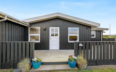 Cvetan - 200M from the Sea: Maison, Domicile, Porte, Toit, Chalet, Biens, Jardin, Ombre, Siding, Cour