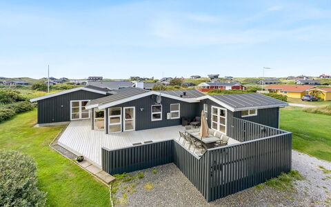 Cvetan - 200M from the Sea: Maison, Domicile, Porte, Toit, Chalet, Biens, Jardin, Ombre, Siding, Cour