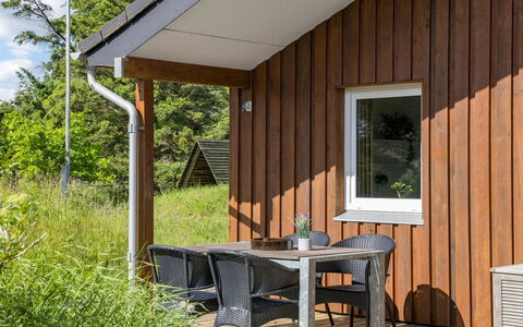 Harthagunni - 375M from the Sea: Bois, Siding, Chalet, Tache De Bois, Dur, Domicile, Porche, Porte, Batiments Jardin, Ombre