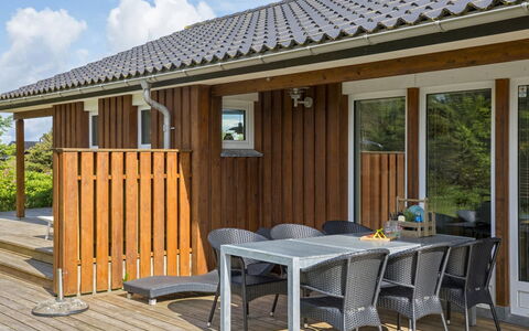 Harthagunni - 375M from the Sea: Bois, Domicile, Dur, Porche, Tache De Bois, Ombre, Porte, Chalet, Plate-Forme, Planche