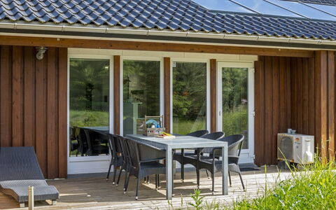 Harthagunni - 375M from the Sea: Bois, Domicile, Porche, Chalet, Batiments Jardin, Tache De Bois, Ombre, Dur, Chaise, Siding