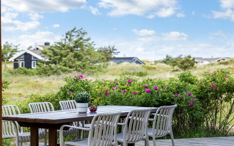 Harthagunni - 375M from the Sea: Meubles, Mobilier De Jardin, Table, Tableau De Plein Air, Chaise, Table Cuisine Et Salle A Manger, Jardin, Table Basse, Ombre, Patio