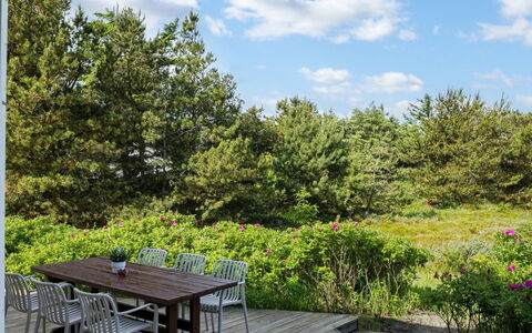Harthagunni - 375M from the Sea: Vert, Végétation, Arbuste, Lot Terre, Communauté Des Plantes, Jardin, Couverture De Sol, Printemps, Mobilier De Jardin