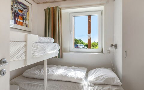 Harthagunni - 375M from the Sea: Chambre, Lit, Bois, Drap De Lit, Literie, Design Intérieur, Lit Superposé, Linge, Cadre De Lit, Throw Pillow