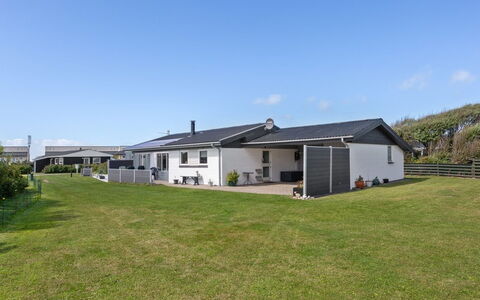 Haklang - 200M from the Sea: Chalet, Jardin, Siding, Batiments Jardin, Ombre, Cour, Arrière-Cour, Pelouse, Ferme, Aménagement Paysager