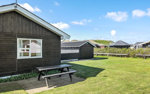 Evely - 300M from the Sea: Maison, Domicile, Porte, Toit, Chalet, Biens, Jardin, Ombre, Siding, Cour