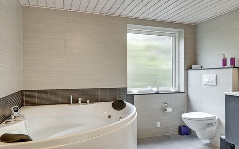 Avia - 500M from the Sea: Salle De Bains, Luminaire Plomberie, Sol, Design Intérieur, Sol, Baignoire, Robinet, Évier, Plafond, Plomberie
