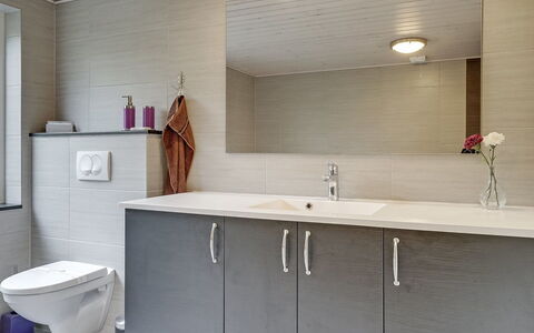 Avia - 500M from the Sea: Sol, Luminaire Plomberie, Design Intérieur, Évier, Sol, Lavabo, Armoire De Toilette, Salle De Bains, Cabinetry, Comptoir