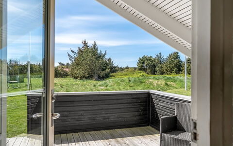 Eddi - 550M from the Sea: Végétation, Arbuste, Printemps, Chalet, Jardin, Ombre, Arrière-Cour, Cour, Chaise