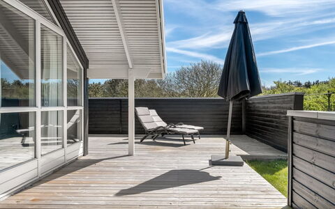 Eddi - 550M from the Sea: Végétation, Arbuste, Printemps, Chalet, Jardin, Ombre, Arrière-Cour, Cour, Chaise