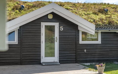 Eddi - 550M from the Sea: Végétation, Arbuste, Printemps, Chalet, Jardin, Ombre, Arrière-Cour, Cour, Chaise