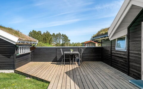 Eddi - 550M from the Sea: Toit, Chalet, Domicile, Ombre, Siding, Ferme, Porche, Structure En Plein Air, Batiments Jardin