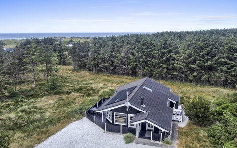 Jens - 425M from the Sea: Toit, Domicile, Porte, Chalet, Ombre, Siding, Cour, Biens, Arrière-Cour