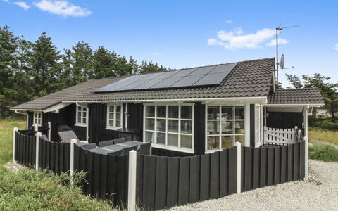 Jens - 425M from the Sea: Toit, Domicile, Porte, Chalet, Ombre, Siding, Cour, Biens, Arrière-Cour