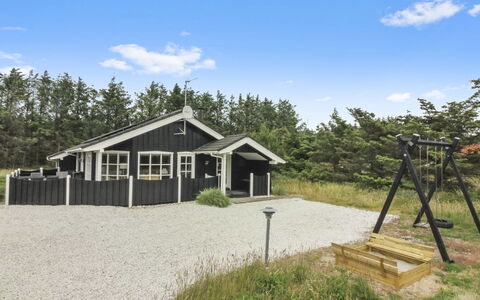 Jens - 425M from the Sea: Toit, Domicile, Porte, Chalet, Ombre, Siding, Cour, Biens, Arrière-Cour