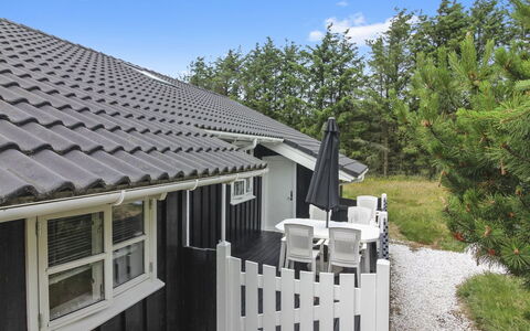 Jens - 425M from the Sea: Toit, Domicile, Porte, Chalet, Ombre, Siding, Cour, Biens, Arrière-Cour