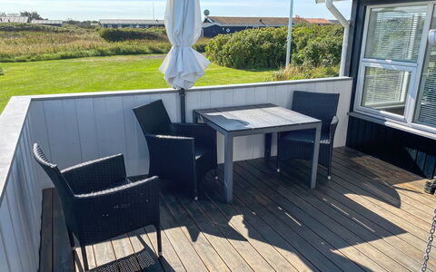Laurits - 300M from the Sea: Piscine, Mobilier De Jardin, Meubles, Recours, Dalle, Eco Hôtel, Ombre, Chaise, Loisir, Biens