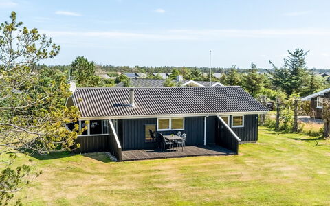 Guja - 1Km from the Sea: Chalet, Domicile, Maison, Toit, Porche, Biens, Siding, Batiments Jardin, Ferme, Cour