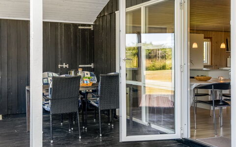 Guja - 1Km from the Sea: Chalet, Domicile, Maison, Toit, Porche, Biens, Siding, Batiments Jardin, Ferme, Cour