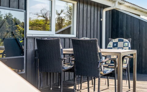 Guja - 1Km from the Sea: Chalet, Domicile, Maison, Toit, Porche, Biens, Siding, Batiments Jardin, Ferme, Cour