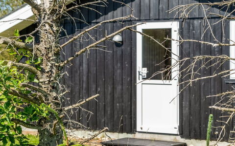 Guja - 1Km from the Sea: Chalet, Domicile, Maison, Toit, Porche, Biens, Siding, Batiments Jardin, Ferme, Cour