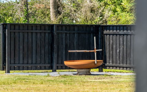 Guja - 1Km from the Sea: Chalet, Domicile, Maison, Toit, Porche, Biens, Siding, Batiments Jardin, Ferme, Cour