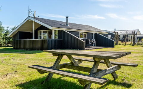 Guja - 1Km from the Sea: Chalet, Domicile, Maison, Toit, Porche, Biens, Siding, Batiments Jardin, Ferme, Cour
