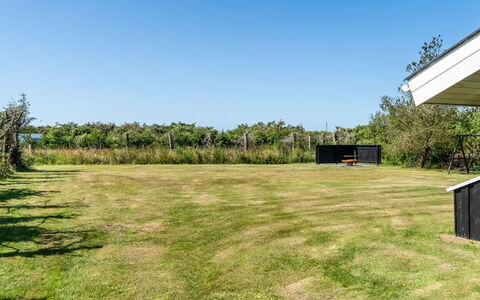 Guja - 1Km from the Sea: Chalet, Domicile, Maison, Toit, Porche, Biens, Siding, Batiments Jardin, Ferme, Cour