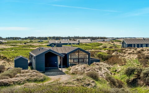 Erko - 150M from the Sea: Toit, Maison, Domicile, Chalet, Siding, Biens, Allée, Batiments Jardin, Cour, Cabanon