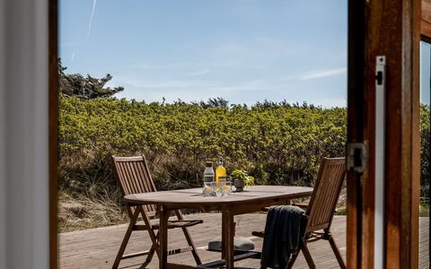 Erko - 150M from the Sea: Toit, Maison, Domicile, Chalet, Siding, Biens, Allée, Batiments Jardin, Cour, Cabanon