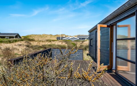 Erko - 150M from the Sea: Toit, Maison, Domicile, Chalet, Siding, Biens, Allée, Batiments Jardin, Cour, Cabanon
