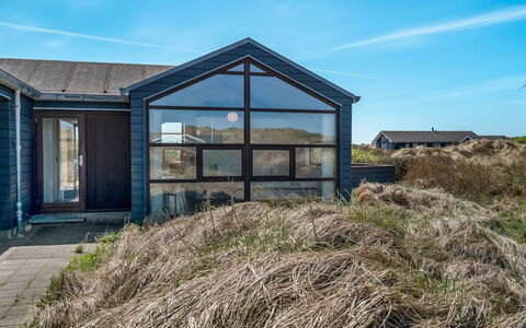 Erko - 150M from the Sea: Toit, Maison, Domicile, Chalet, Siding, Biens, Allée, Batiments Jardin, Cour, Cabanon