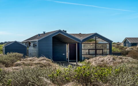 Erko - 150M from the Sea: Toit, Maison, Domicile, Chalet, Siding, Biens, Allée, Batiments Jardin, Cour, Cabanon