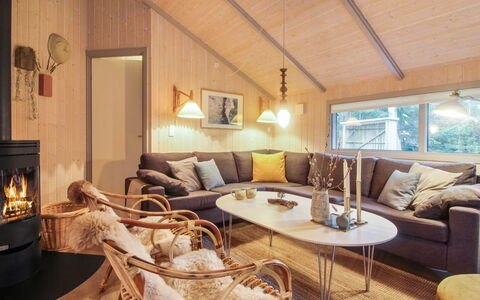 Lovisa - 500M from the Sea: Meubles, Design Intérieur, Chaise, Sol, Table, Recours, Sol, Plafond, Pièce, Eco Hôtel