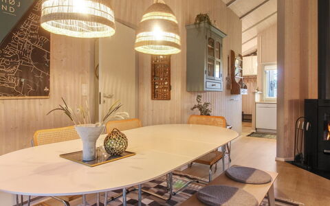 Lovisa - 500M from the Sea: Meubles, Design Intérieur, Chaise, Sol, Table, Recours, Sol, Plafond, Pièce, Eco Hôtel