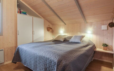 Lovisa - 500M from the Sea: Meubles, Design Intérieur, Chaise, Sol, Table, Recours, Sol, Plafond, Pièce, Eco Hôtel