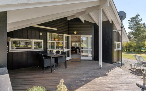 Lovisa - 500M from the Sea: Meubles, Design Intérieur, Chaise, Sol, Table, Recours, Sol, Plafond, Pièce, Eco Hôtel