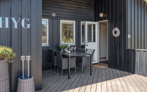 Lovisa - 500M from the Sea: Meubles, Design Intérieur, Chaise, Sol, Table, Recours, Sol, Plafond, Pièce, Eco Hôtel