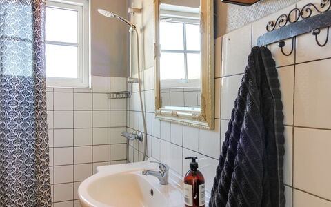 Fraþulf - 6Km from the Sea: Luminaire Plomberie, Mur, Salle De Bains, Design Intérieur, Sol, Sol, Lavabo, Plomberie, Robinet, Pièce