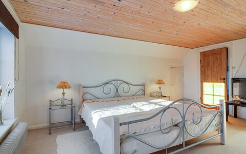 Fraþulf - 6Km from the Sea: Meubles, Lit, Design Intérieur, Chambre, Sol, Literie, Plafond, Drap De Lit, Bois, Sol