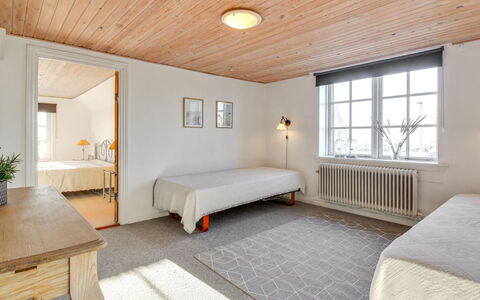 Fraþulf - 6Km from the Sea: Sol, Design Intérieur, Mur, Sol, Plafond, Meubles, Bois, Chambre, Lit, Pièce